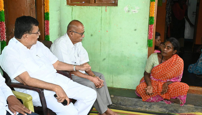 ಸಿಂಹಾದ್ರಿ ಕುಟುಂಬಕ್ಕೆ ಕೆ.ಎನ್.ಆರ್ ಸಾಂತ್ವನ: ತಾಯಿಗೆ ಉದ್ಯೋಗ, ಮನೆ ಕಟ್ಟಿಸಿಕೊಡುವ ಭರವಸೆ k n rajanna