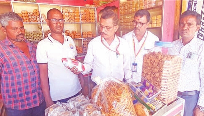 ಸ್ವೀಟ್ ಅಂಗಡಿ, ರೆಸ್ಟೋರೆಂಟ್, ಹೋಟೆಲ್ ಗಳ ಮೇಲೆ ದಾಳಿ: ಸ್ವಚ್ಛತೆ ಇಲ್ಲ, ಹಳೆ ತರಕಾರಿ ಬಳಕೆ ಪತ್ತೆ: ನೋಟಿಸ್ kunigal