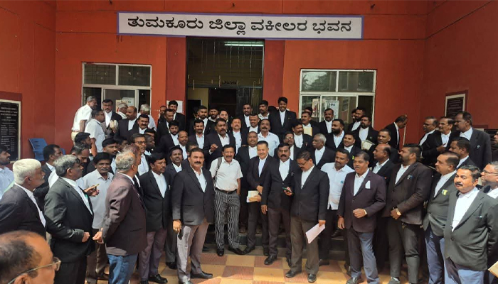 ವಕೀಲರ ಮೇಲಿನ ಹಲ್ಲೆ ಖಂಡಿಸಿ ತುಮಕೂರಿನಲ್ಲಿ ಪ್ರತಿಭಟನೆ: ವಕೀಲರ ಸಂರಕ್ಷಣಾ ಕಾಯ್ದೆ ಕಠಿಣಗೊಳಿಸಲು ಆಗ್ರಹ vakila